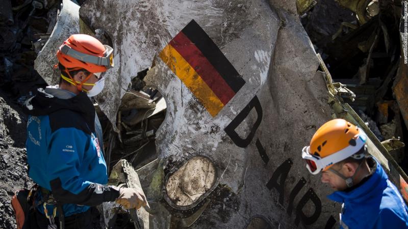 Dve leti po strmoglavljenju letala sorodniki žrtev s tožbo proti Germanwingsu in Lufthansi