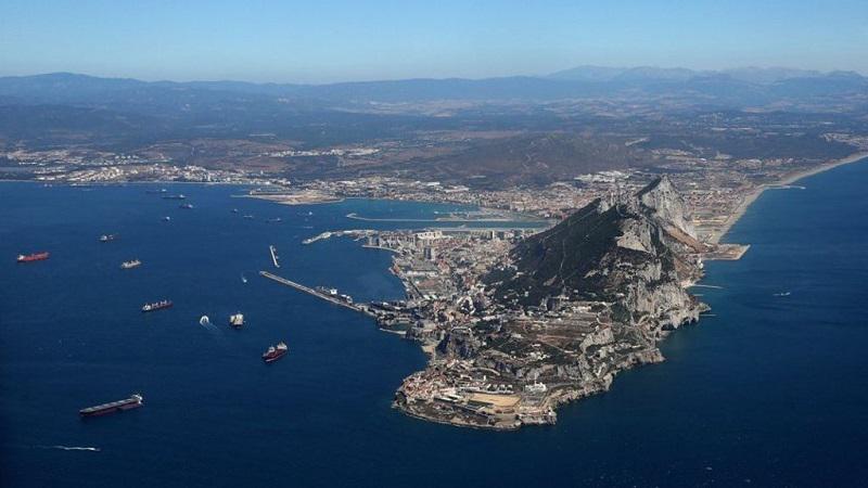V sporazumu med Veliko Britanijo in Španijo pozabili na Gibraltar, Španija grozi z zapiranjem meje