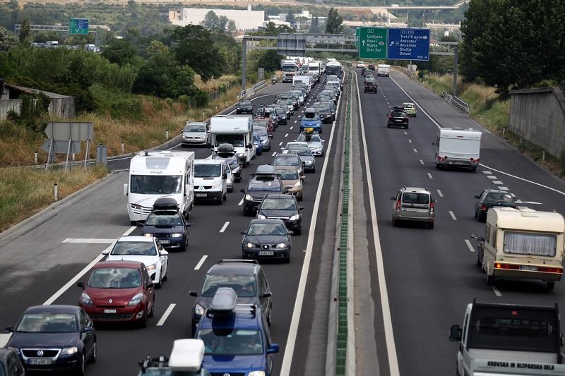 Zaradi začetka počitnic in podaljšanega konca tedna gost promet proti turističnim krajem