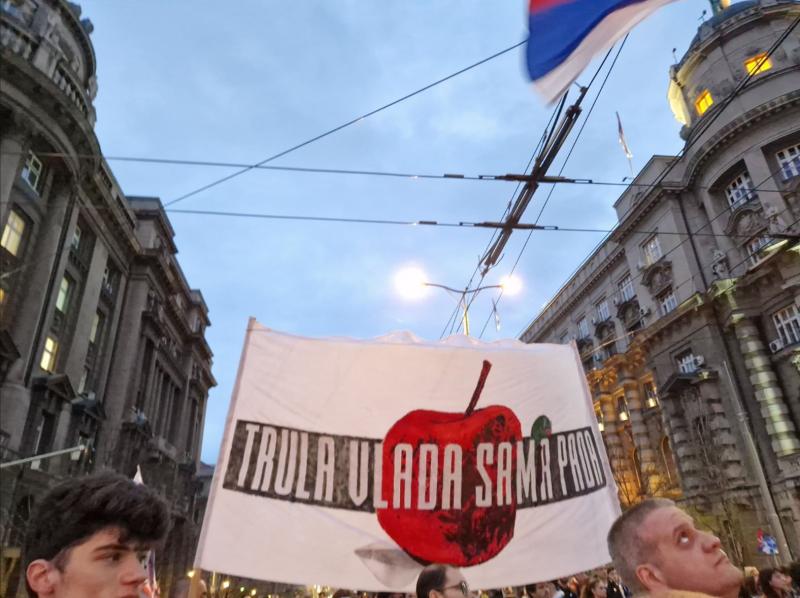 Protest študentov pred Generalštabom: Prihajajo nove generacije, ki pomnijo morilce svojega ljudstva!