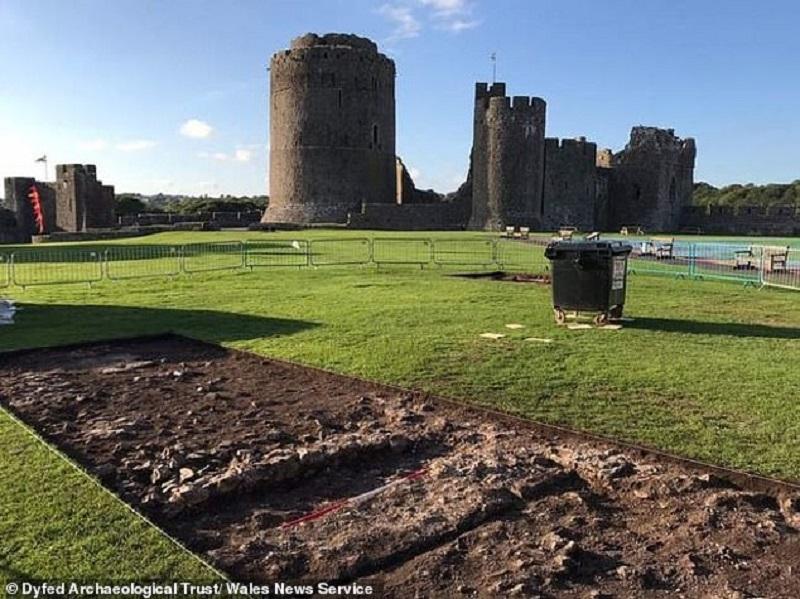 Arheologi na gradu Pembroke odkrili natančno mesto rojstva Henrika VII.