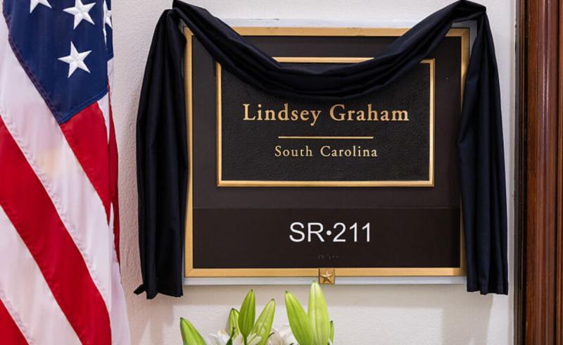 Pokojni Lindsay Graham in brezdelni teoretiki zarote?