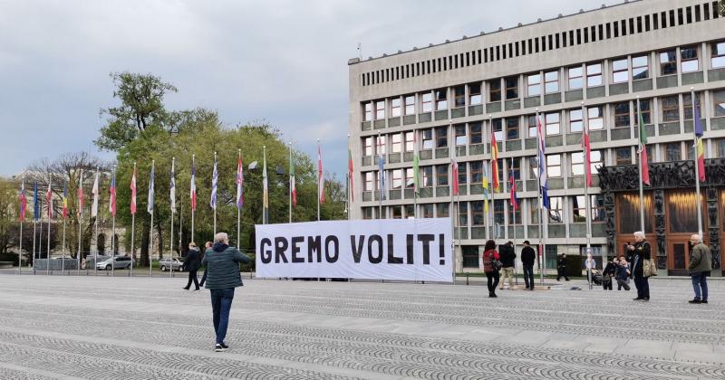 Na konkretna vprašanja ljudstva odgovarjalo samo devet opozicijskih strank, vladne pa so se - poskrile!