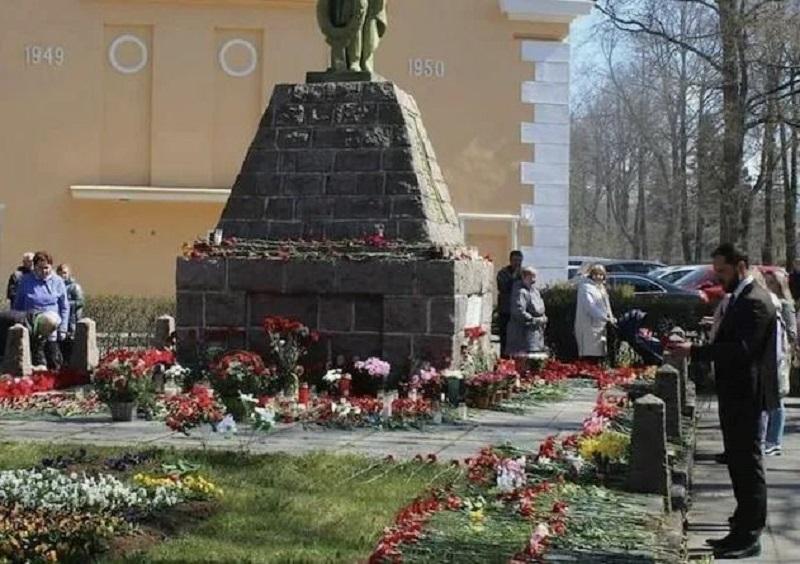 Z bagrom nad posmrtne ostanke: Estonske oblasti znova skrunijo grobove sovjetskih vojakov - osvoboditeljev!