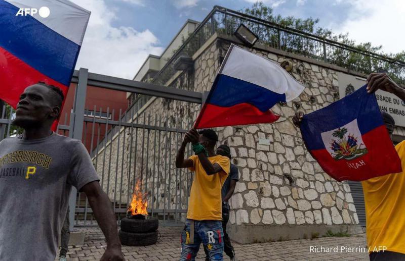 Protestniki na Haitiju z ruskimi zastavami nasprotujejo novi intervenciji, ki jo načrtujejo v ZDA!