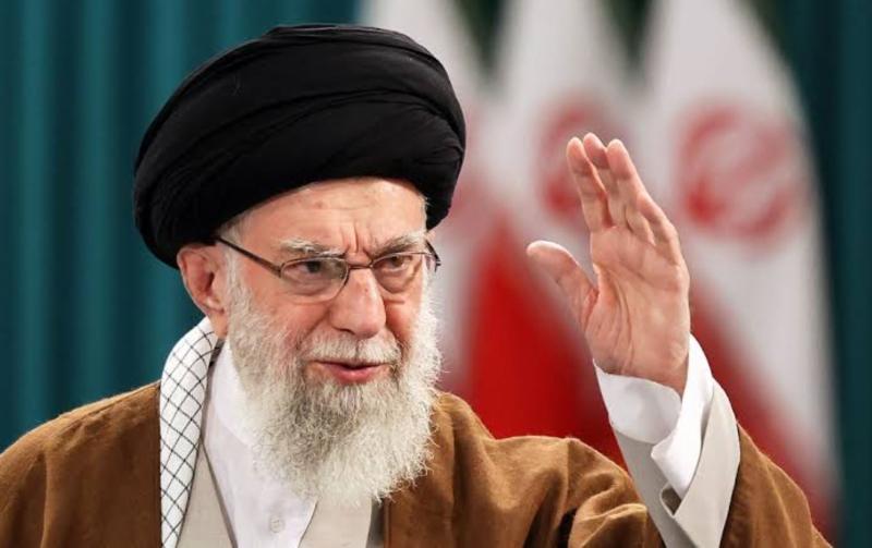 Iran potrdil smrt ajatole Alija Hameneja: Iranci množično zahtevajo maščevanje, ameriški in izraelski cilji pod točo raket