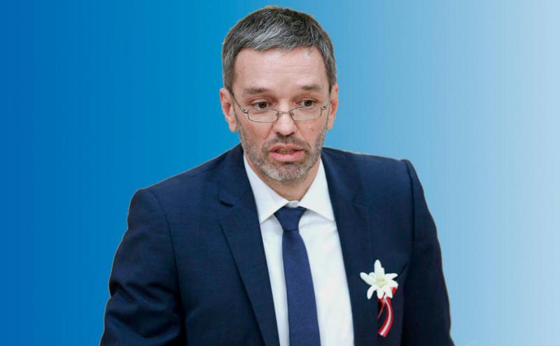 Avstrijski notranji minister bi migrante 