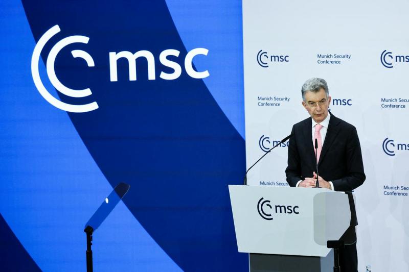 EU vodijo patetični infantilneži: Predsedujoči MSC se je zaradi ločitve ZDA od Evrope cmeril pred kamerami!
