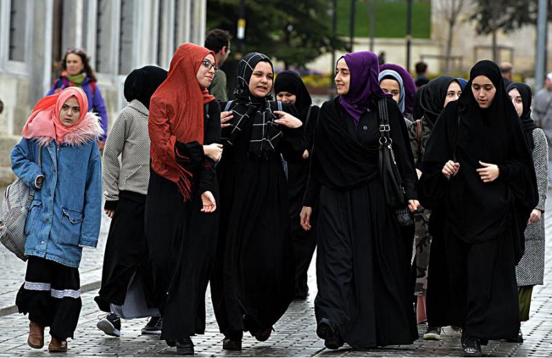 Vrnitev v preteklost: Bo uspel referendum o nošenju hidžaba v javnih ustanovah?