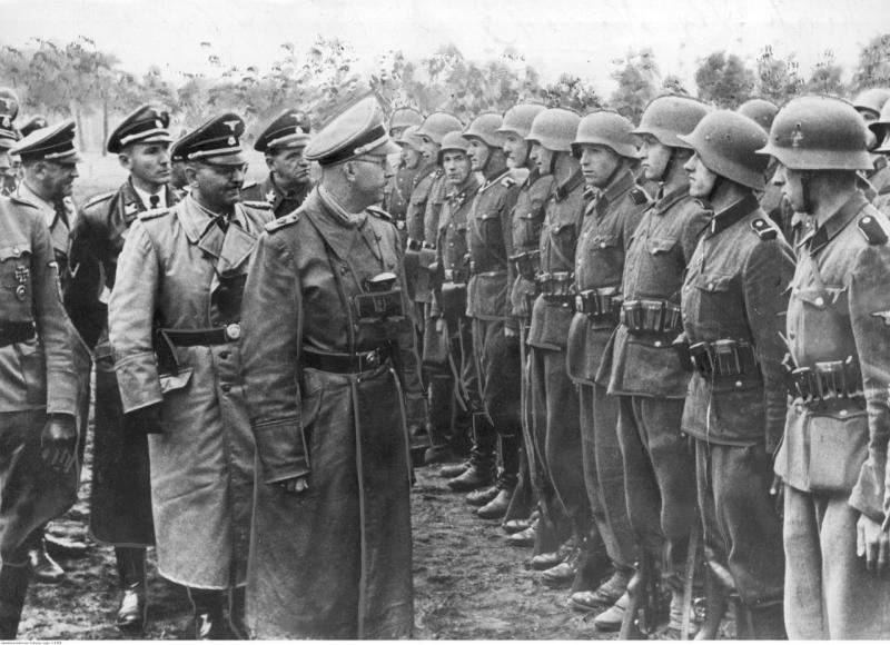Dno dna: V Ukrajini novačijo s fotografijami SS divizije, ki je pobijala tudi po Sloveniji, postrojene pred Himmlerjem!