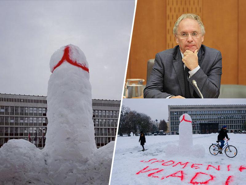 Hojsovi policisti stražijo trg pred parlamentom, da preprečijo erekcijo »snežaka z jajci«, spomenika Janševi vladi