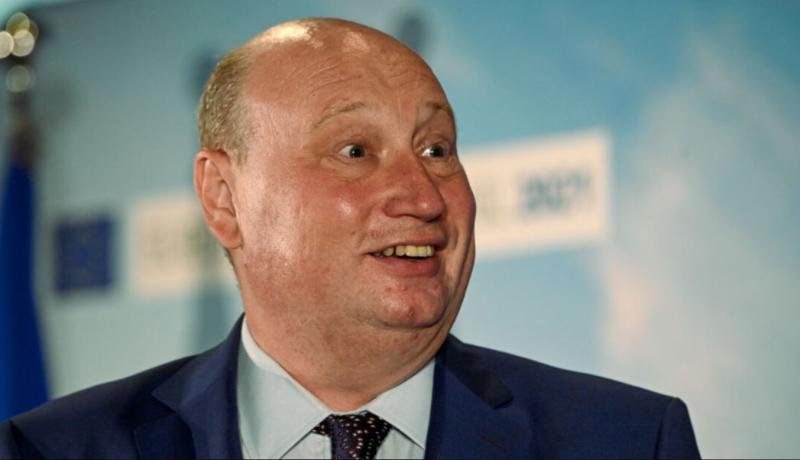 Darila, šampanjec in bližina z letalsko industrijo: Kako je padel uradnik iz kroga Kaje Kallas