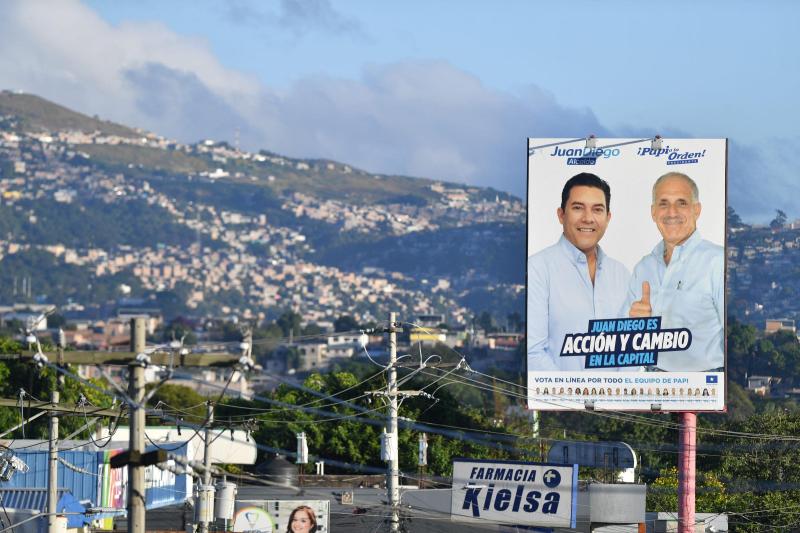 Kaos: Trump podpira desnega »Tita«, osvobaja tihotapca mamil, Venezueli pa zaradi mamil grozi z napadom!