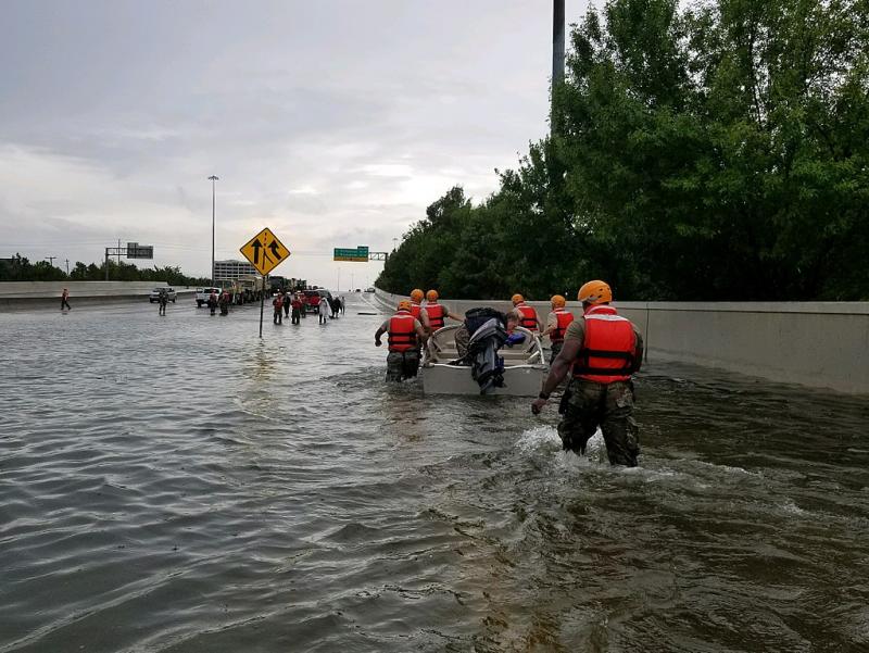 V Houstonu v začasnih zatočiščih pričakujejo več kot 30.000 ljudi
