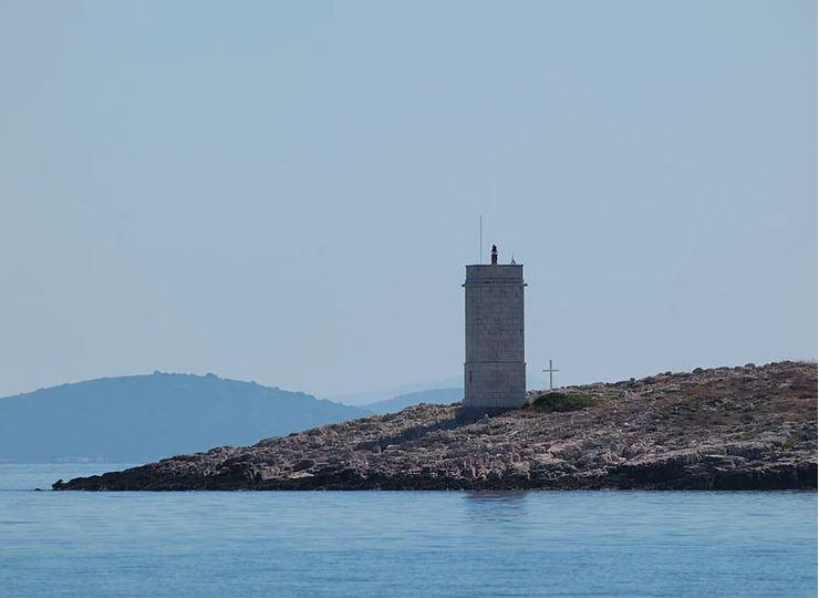 Hrvaško Območje 51: nihče se ne sme približati otoku, vendar je vpliven gost nanj pristal v črnem helikopterju ...
