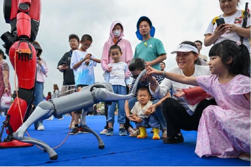 Pametne tovarne kot turistične atrakcije: Tehnološko veselje s humanoidnimi roboti v kitajskem Wuhanu