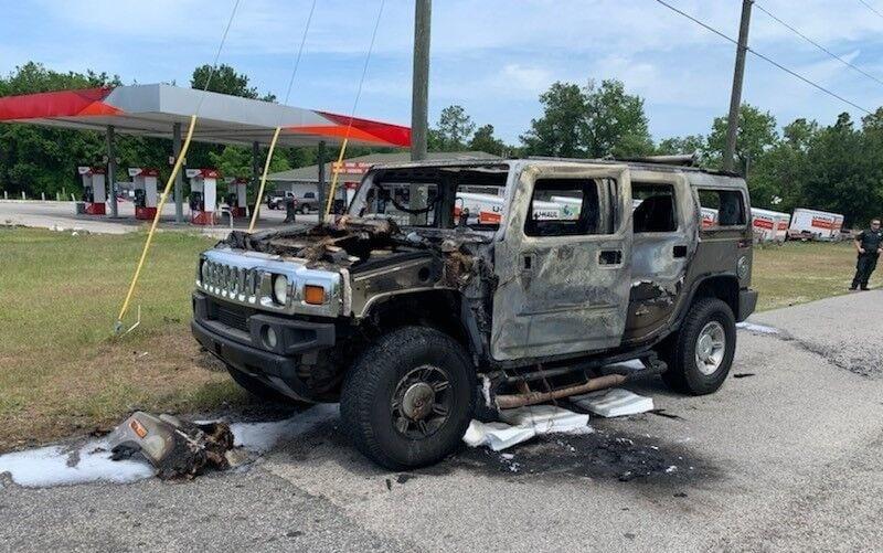 Cena nepremišljenosti: Moški napolnil svoj Hummer s kanistri bencina in si – prižgal cigareto…