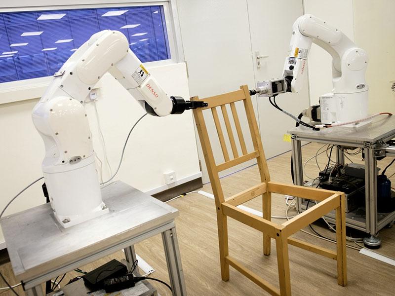 Robot sestavi Ikein stol v manj kot devetih minutah