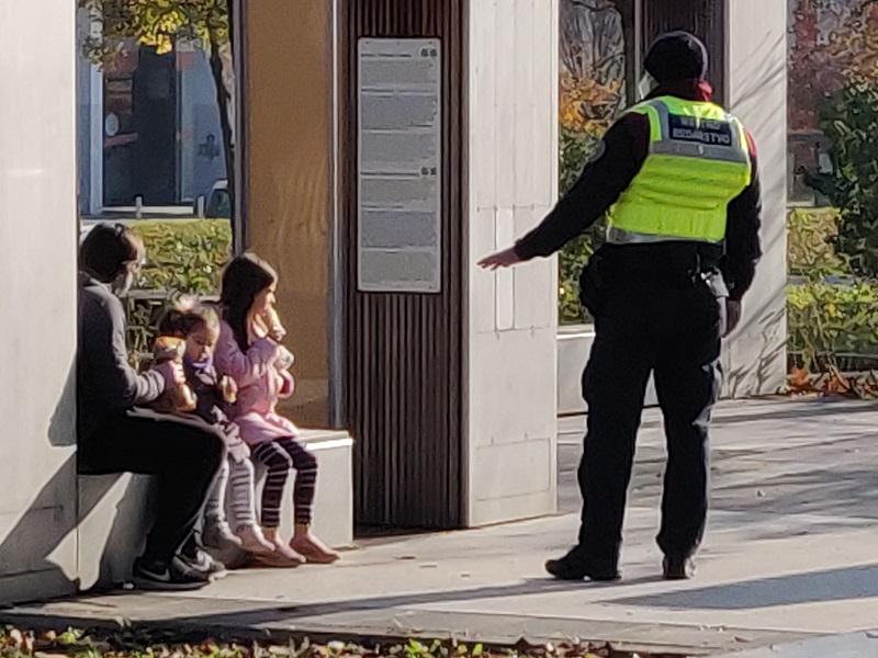 Tudi ljubljansko mestno redarstvo – samo dan pred sestankom Jankovića in Janše - v lovu na »rogljičkarje« v parkih