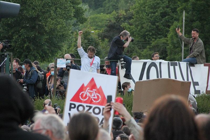 Znova na kolesa: Glas ljudstva opozarja, da se čas izteka, vlada pa je izpolnila le 12 od 122 predvolilnih zavez