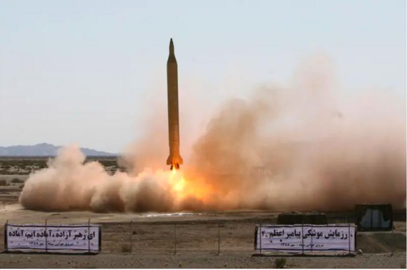 Iran z novo raketo pošilja sporočilo, da se z ZDA o svojem raketnem programu ne bo pogajal