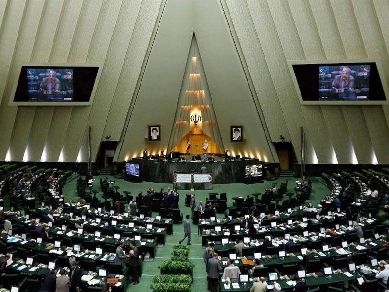 V napadih v iranskem parlamentu in Homeinijevi grobnici mrtvi in ranjeni