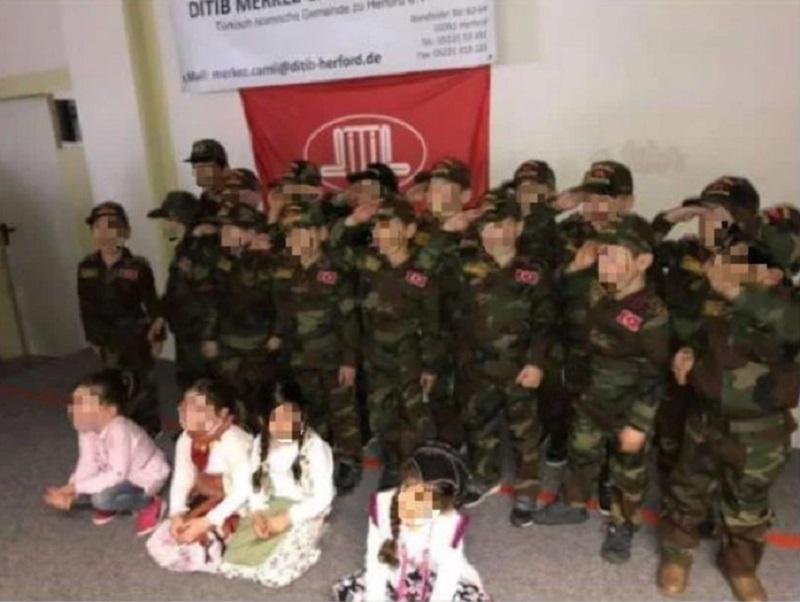 V Avstriji razburja afera z uniformiranimi otroki v eni od dunajskih mošej