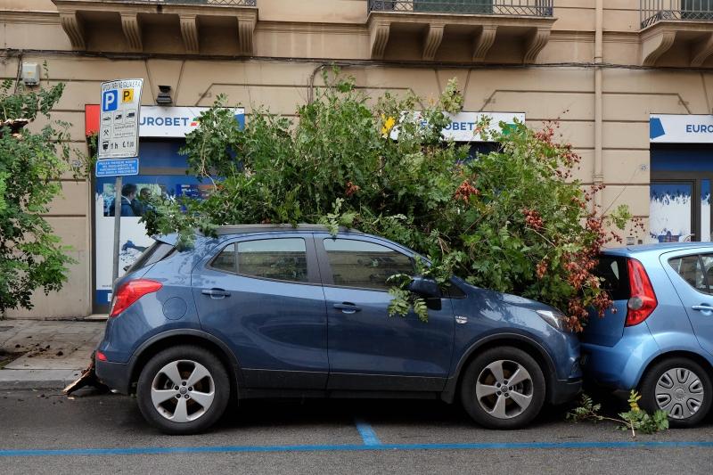 V Italiji novi smrtni žrtvi zaradi vremena - skupaj že petnajst žrtev