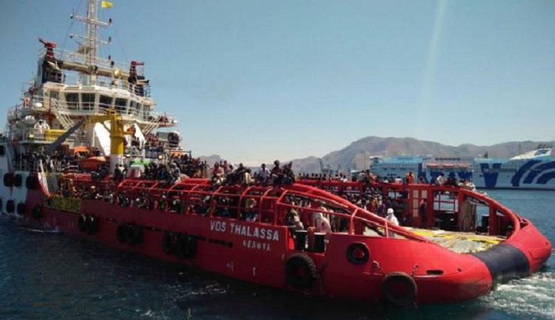 Italijanska ladja z migranti ni smela v italijanske vode