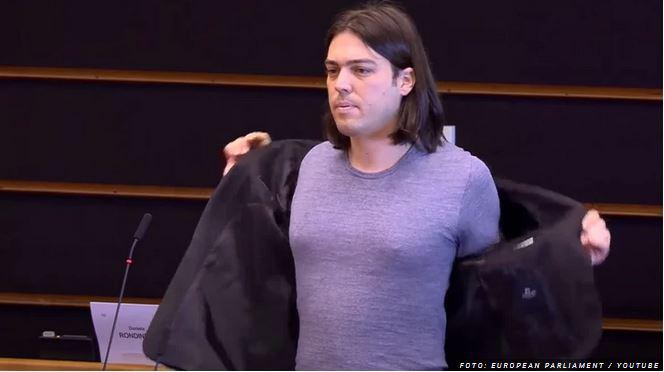 Slekel suknjič, začel odpenjati pas … »Striptiz« v EP je politika drago stal