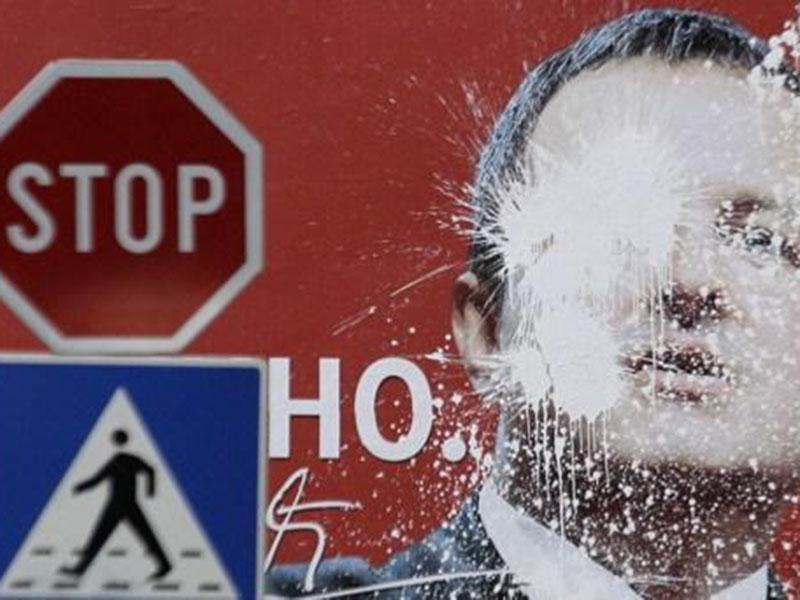 »Do kdaj nas boš sramotil?!«: zunanji minister vedno znova zgrabi mikrofon in – zapoje …