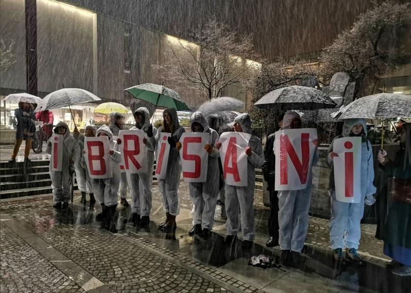 Šleve apartheidne Slovenije: Koalicija klecnila pred šovinisti, pravice narodov SFRJ znova ritualno poteptane!