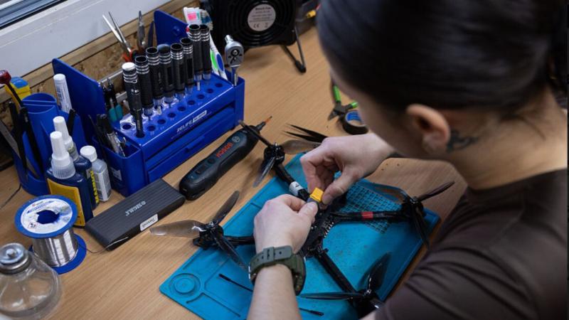 Direktorju »Rheinmetalla« se je zarekel ščepec iskrenosti: Ukrajinske drone sestavljajo gospodinje, tukaj ni inovacij