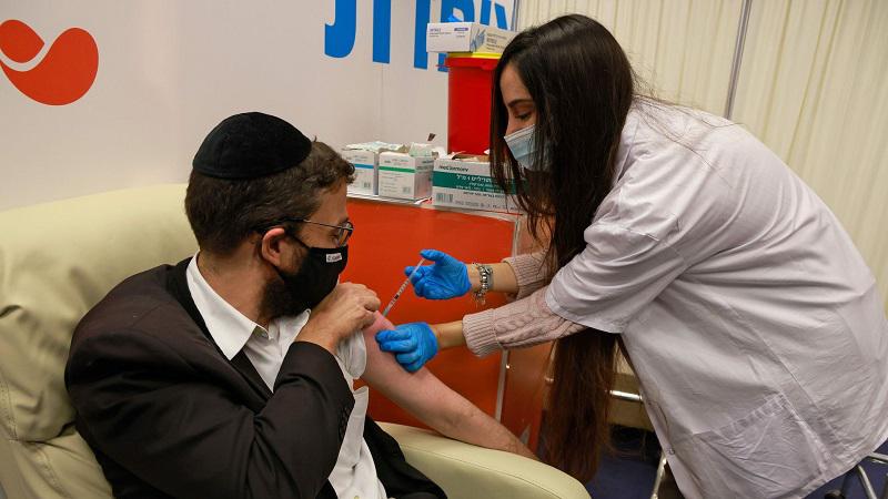 Brez tretjega ni vstopa: Zaradi izteka veljavnost drugega odmerka cepiva dvema milijonoma Izraelcem »padel« sistem