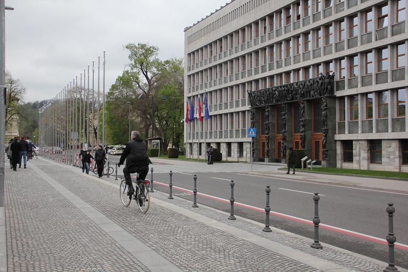 »V tem območju je zaradi zaščite pogledov na spomenik prepovedano spreminjati višinske gabarite«