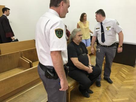Sodišče za poskus umora partnerice izreklo nekaj manj kot enajst let zapora