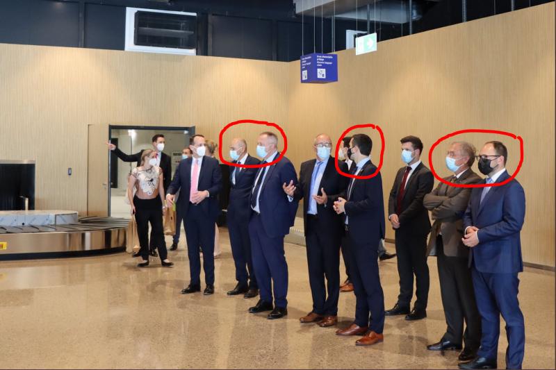 »Kakšna država smo - otvoritve neke čakalnice so se udeležili: predsednik vlade in 4 ministri. Časa imajo na pretek!«