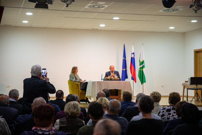 »V nabito polni dvorani je bilo 37 ljudi, povprečna starost 78 let!«