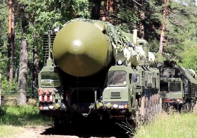 Rusija ne blefira: dva polka jedrskih raket v pripravljenosti, novi vojaki na meji, prihajajo še taktične rakete?