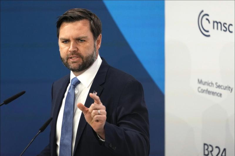 Celoten govor JD Vancea: »Največji grožnji vam nista Rusija in Kitajska, vaša največja grožnja prihaja od znotraj!«