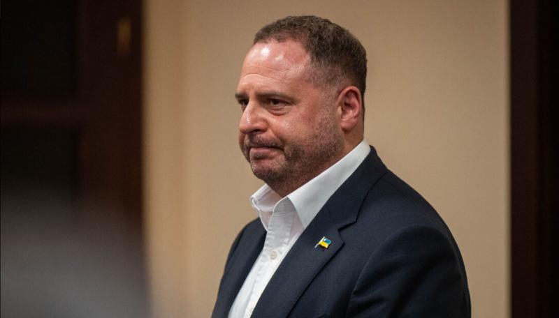 Ukrajinsko sodišče Jermaku prepovedalo stik z vedeževalko