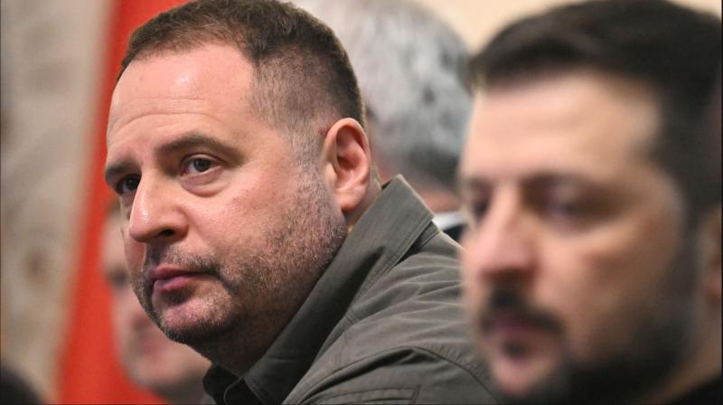Zelenski se pogreza vedno globlje, najbližji sodelavci ga vse bolj razkrinkavajo