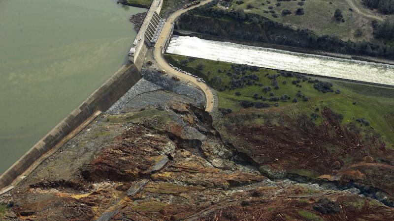Voda v kalifornijskem jezu Oroville upadla; grozijo nove nevihte