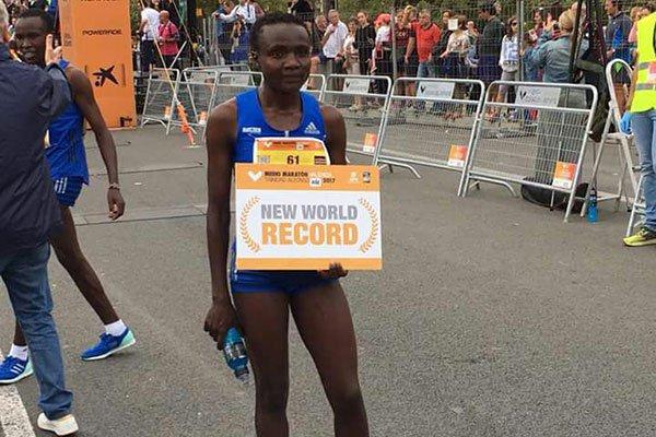 Jepkosgeijeva postavila svetovni rekord v polmaratonu v Valencii