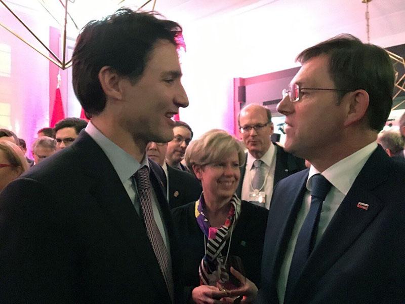 Premier Miro Cerar se s svojimi objavami na tviterju hitro malce zlaže