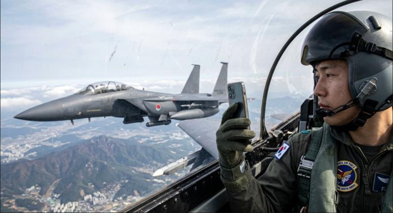 Selfie za spomin, trčenje za zgodovino: Južnokorejska pilota med snemanjem poslovilnega leta strmoglavila lovca