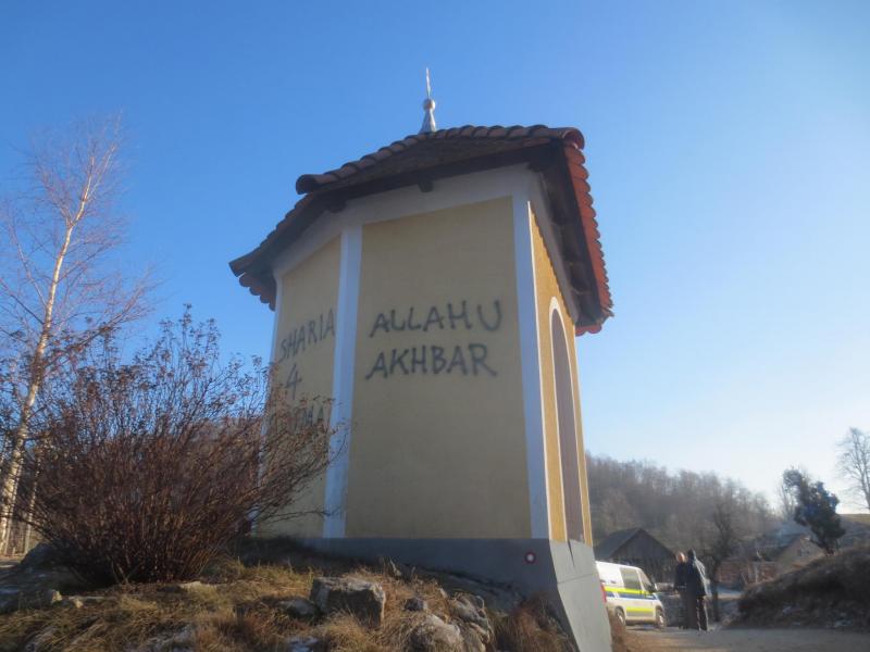 Neznanci oskrunili kapelico na Šmarni gori 