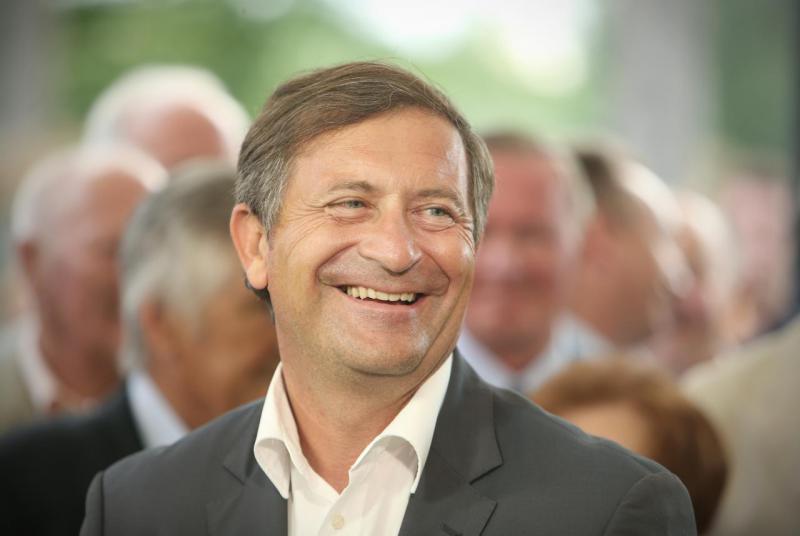 Vrnitev odpisanega: Karel Erjavec s prepričljivo večino izvoljen za predsednika stranke DeSUS