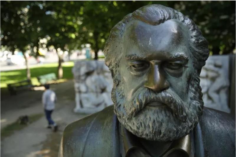 Saj ni res: ameriški gonji proti Rusom zdaj podlegel še Karl Marx! Naj se pripravi tudi Engels?