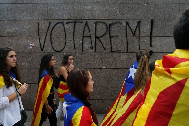 Španska policija posreduje na katalonskih voliščih, oblasti v Barceloni vztrajajo